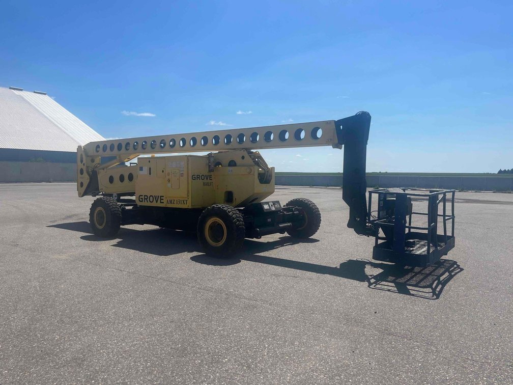 (B-355) 131' GROVE SCISSOR MANLIFT, MODEL AMZ 131XT, 500# MAN BASKET, SCISSOR STYLE LIFT WITH 131' R