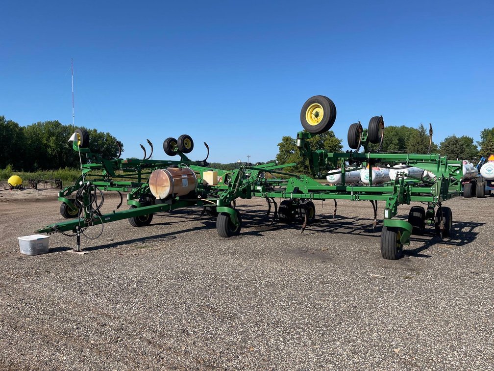 (B-1) 62.5' JOHN DEERE 2410 ANHYDROUS APPLICATOR, 25 SHANK, 30" SPACING, MANUAL SET HYDRAULIC DEPTH 
