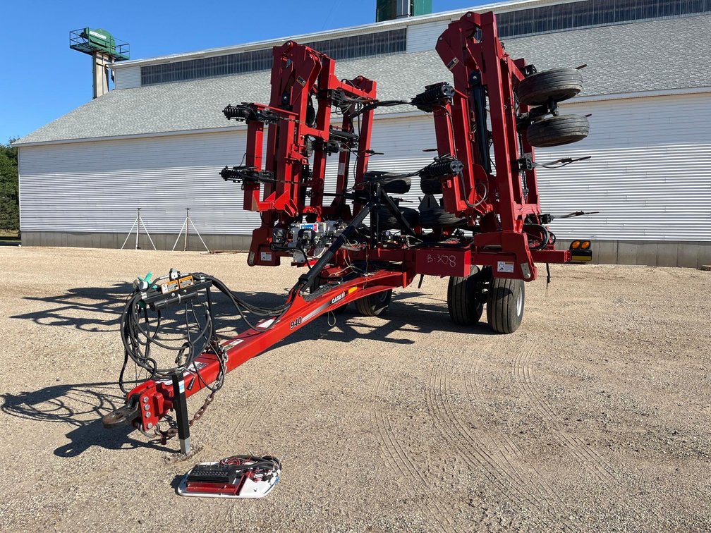 (B-308) (UNIT 940) 60' CASE IH 940 ANHYDROUS BAR, 24 DUAL SPRING AUTO TRIP SHANKS, 30" SPACING, 2 SE