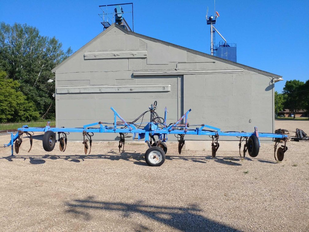 (C-141) (UNIT 11) 30' 3 PT DMI SIDEDRESS BAR, 9 SHANK, 44" CENTERS, 4X4 FRAME, JOHN BLUE REGULATOR W