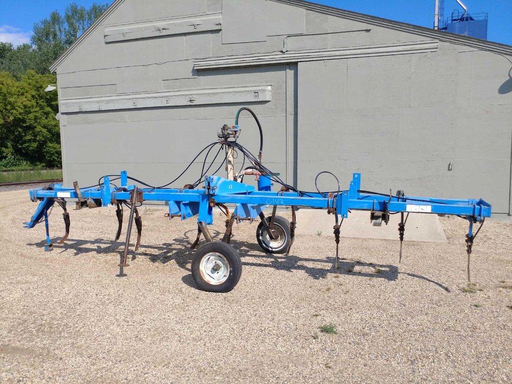 (C-142) (UNIT 12) 20' 3PT DMI SIDE DRESS BAR, 9 SHANK, 30" SPACING, 4X4 FRAME, HYDRAULIC SHUT OFF, A