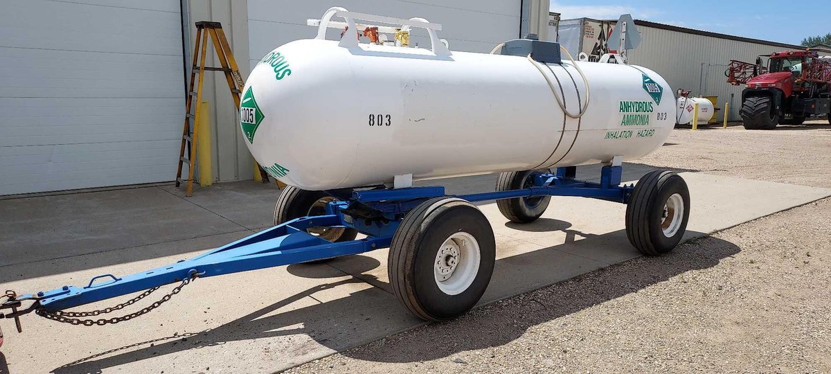 (C-214) 1000 GALLON ANHYDROUS TANK, WITH 30" ROW SPACING, ADJUSTABLE RUNNING, AND EYE WASH TANK. DAT