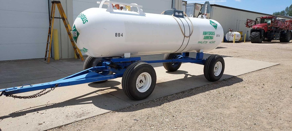 (C-215) 1000 GALLON ANHYDROUS TANK, WITH 30" ROW SPACING, ADJUSTABLE RUNNING, AND EYE WASH TANK. DAT