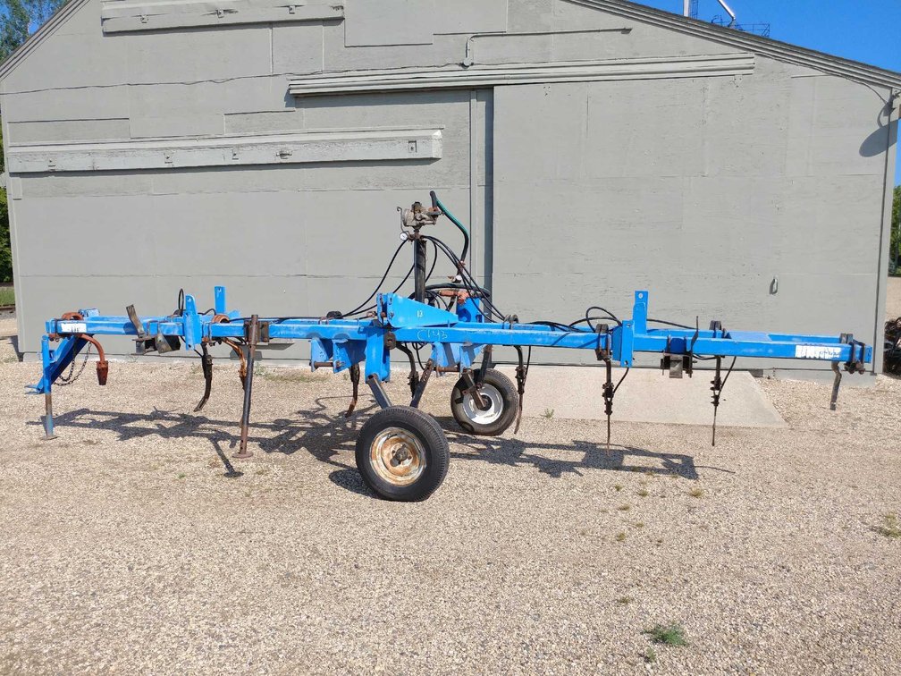 (C-143) (UNIT 13) 30' 3PT DMI SIDE DRESS BAR, 9 SHANK, 30" SPACING, 4X4 FRAME, HYDRAULIC SHUTOFF AND
