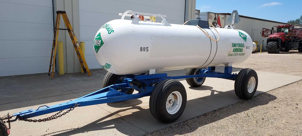 (C-216) 1000 GALLON ANHYDROUS TANK, WITH 30" ROW SPACING, ADJUSTABLE RUNNING, AND EYE WASH TANK. DAT