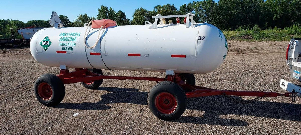 (B-317) 1000 GALLON ANHYDROUS TANK ON 30" ROW SPACING RUNNING GEAR WITH EYE WASH TANK. DATA PLATE CL