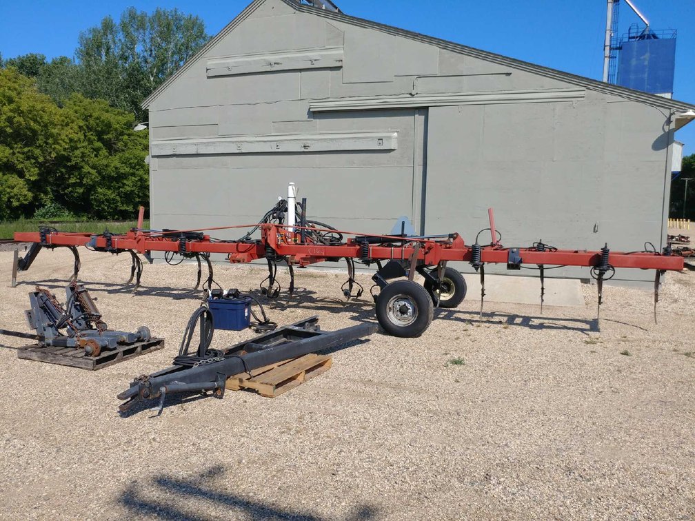 (C-144) (UNIT 25) 36' 3PT CASE IH 3250 ANHYDROUS BAR, 15 DUAL SPRING SHANKS, 30" SPACING, 4X6 FRAME,