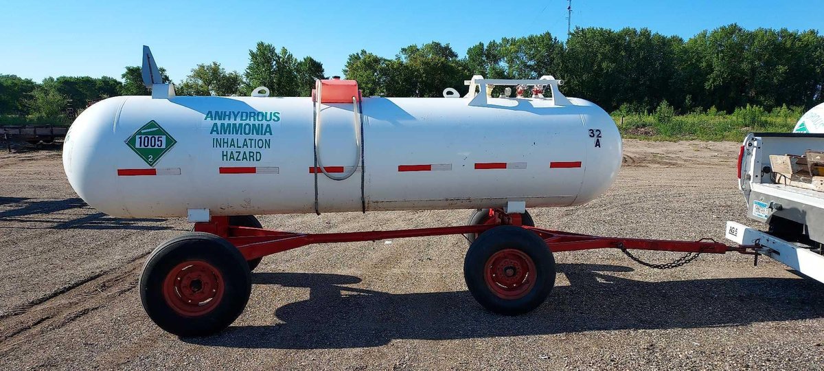 (B-318) 1000 GALLON ANHYDROUS TANK ON 30" ROW SPACING RUNNING GEAR WITH EYE WASH TANK. DATA PLATE CL
