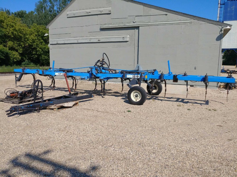 (C-145) (UNIT 24) 36' 3PT DMI 3250 ANHYDROUS BAR, 15 DUAL SPRING SHANKS, 30" SPACING, 4X6 FRAME 