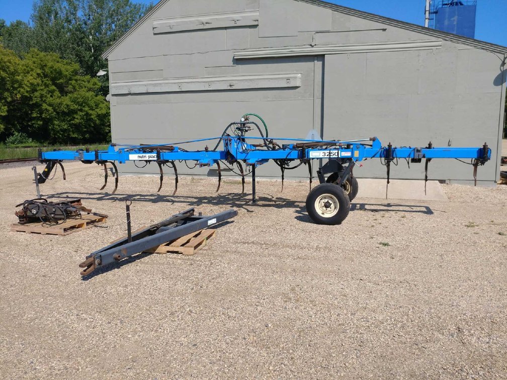 (C-146) (UNIT 22) 31' 3PT DMI 3250 ANHYDROUS BAR, 13 SINGLE SPRING SHANKS, 30" SPACING, ADJUSTABLE H