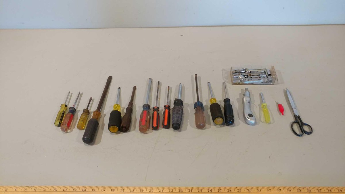 ASSORTMENT OF SCREWDRIVERS AND A SOCKET SET 1/4" DRIVE