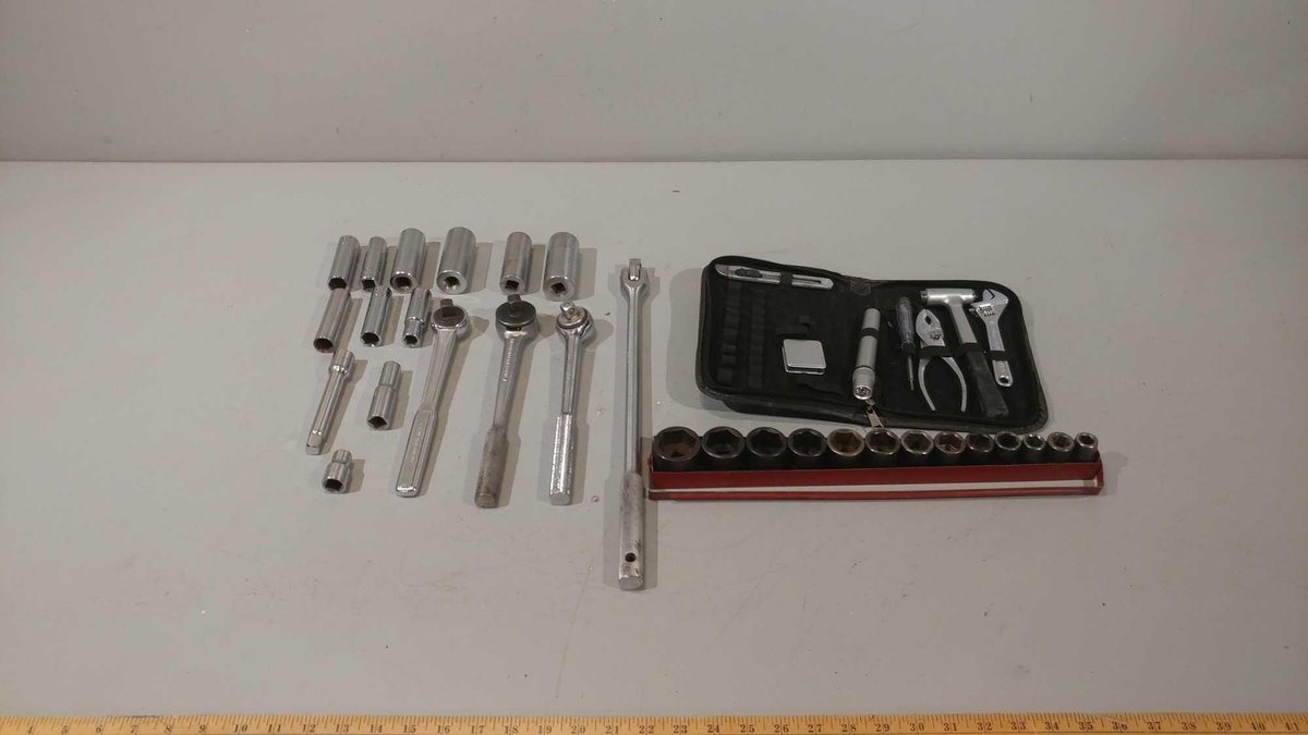 ASSORTMENT OF 1/2" DRIVE SOCKET WRENCHES AND ASSORTMENT OF SOCKETS