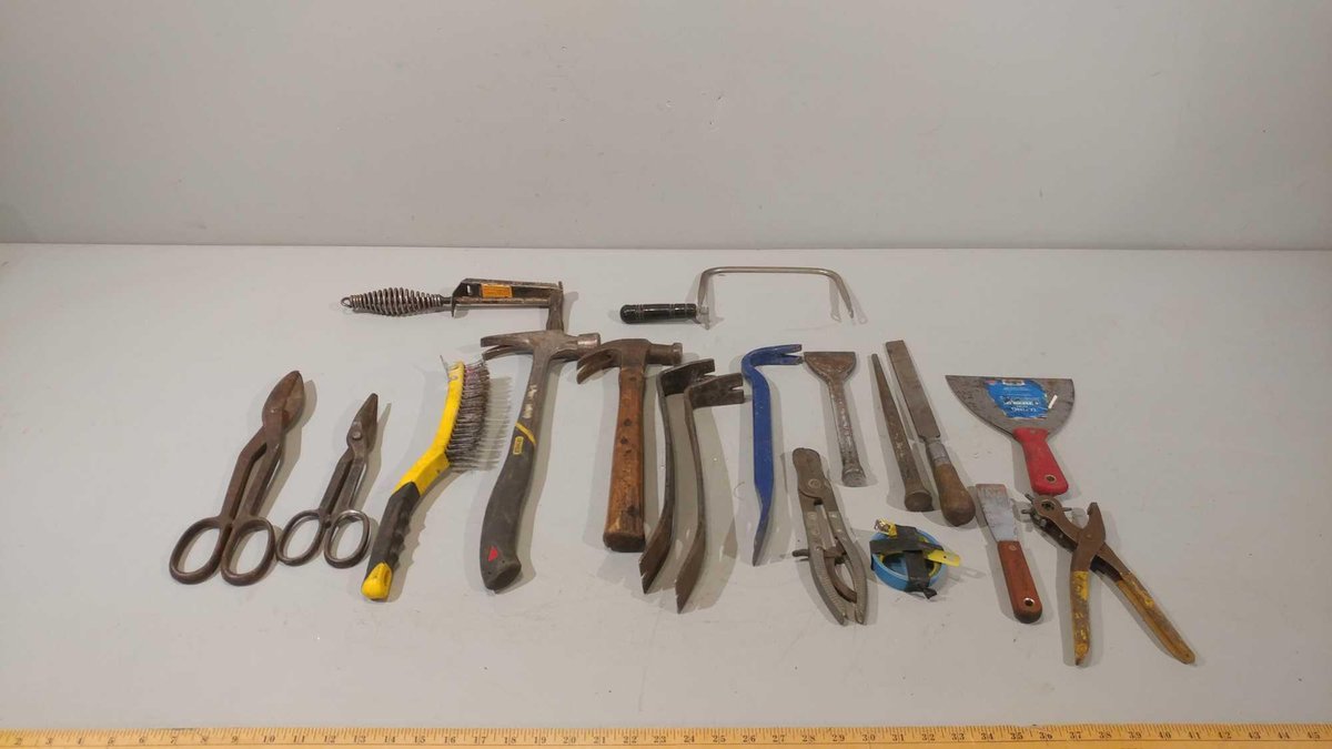 ASSORTMENT OF TIN SNIPS, HAMMERS, PRY BARS, AND OTHER ITEMS