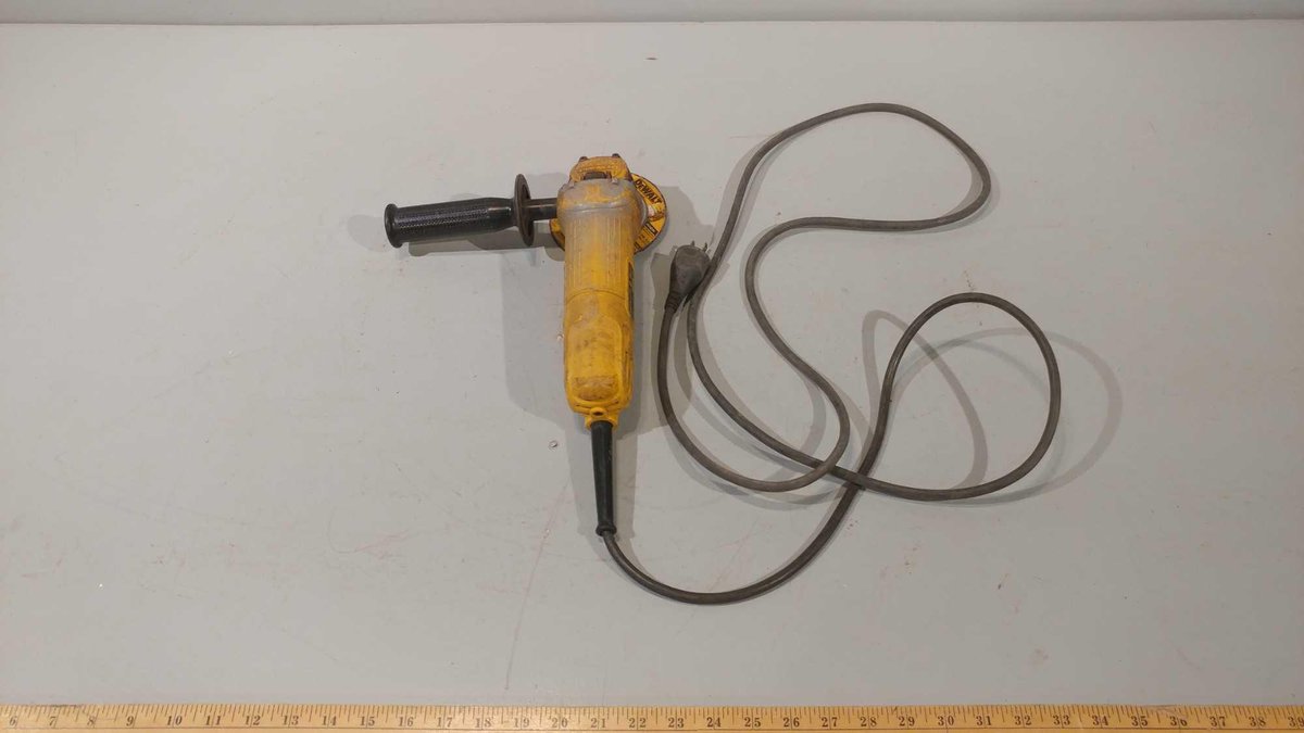 DEWALT DWE4120 ANGLE GRINDER 120V (TESTED AND WORKS)