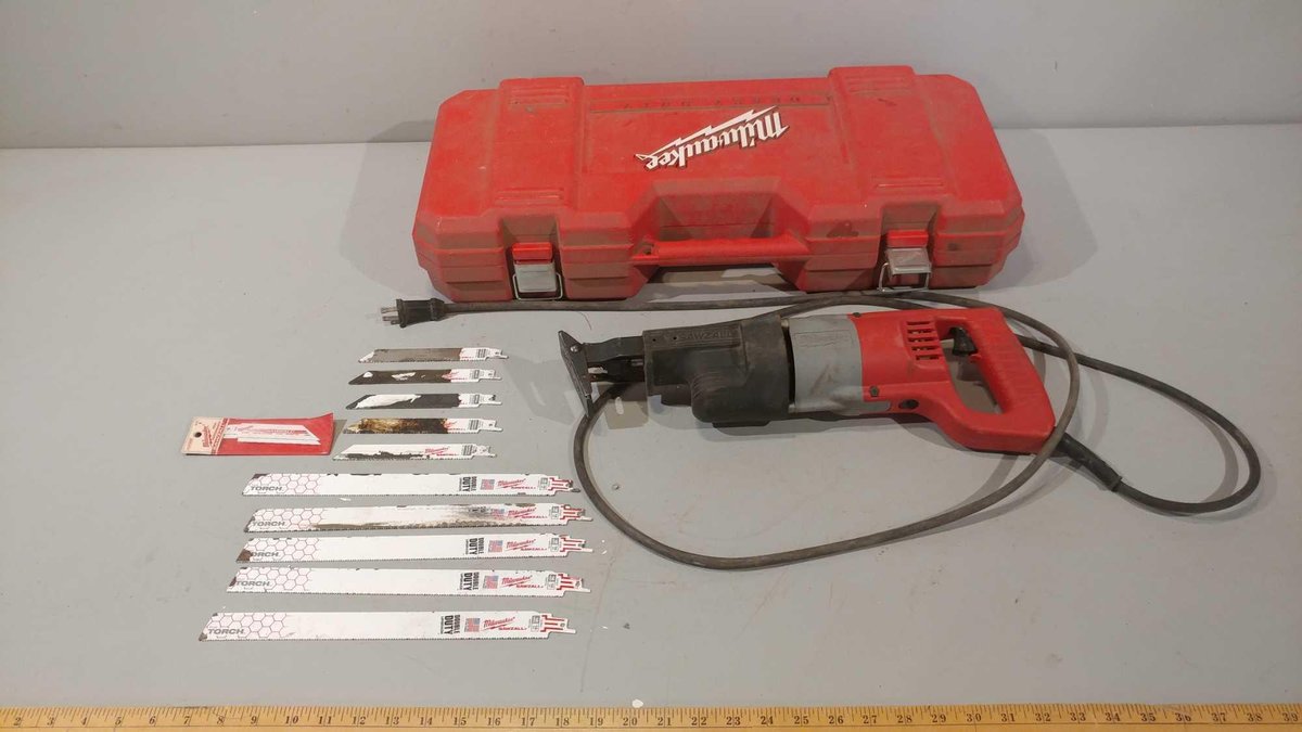 MILWAUKEE SAWZALL 120V WITH EXTRA BLADES (TESTED AND WORKS)
