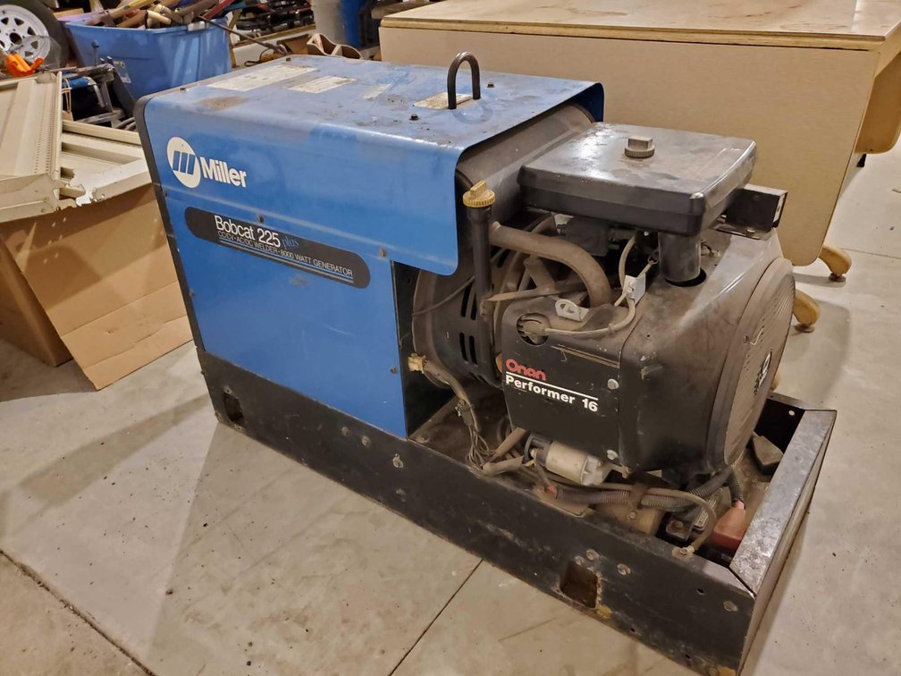 MILLER BOBCAT 225G AC/DC WELDER AND 8000 WATT GENERATOR, 400 HRS, RUNS AND OPERATES, NEEDS BATTERY