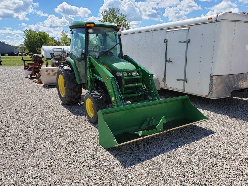JOHN DEERE 4720 COMPACT UTILITY TRACTOR 2,946 HRS, H180 LOADER, AC/HEAT. AM/FM, 3PT, WEIGHT BOX, 17.