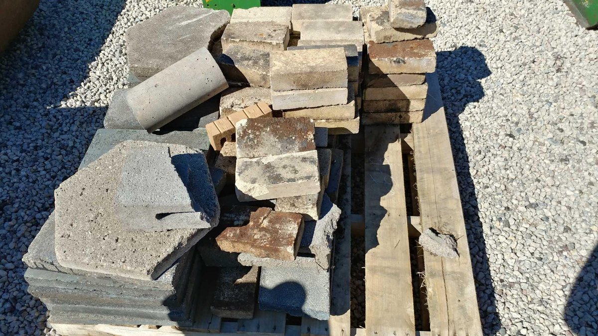 ASSORTMENT OF PATIO BLOCK AND FIRE BRICK