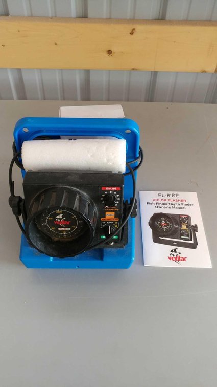 (I-32) VEXILAR FL-8 SE ICE FISHING FLASHER UNIT WITH CHARGER (NEEDS TO BE CHARGED)