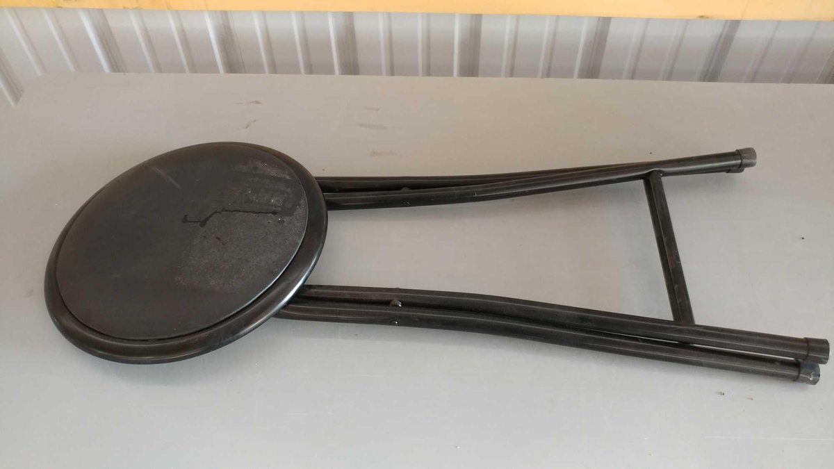 (I-35) FOLDING METAL STOOL