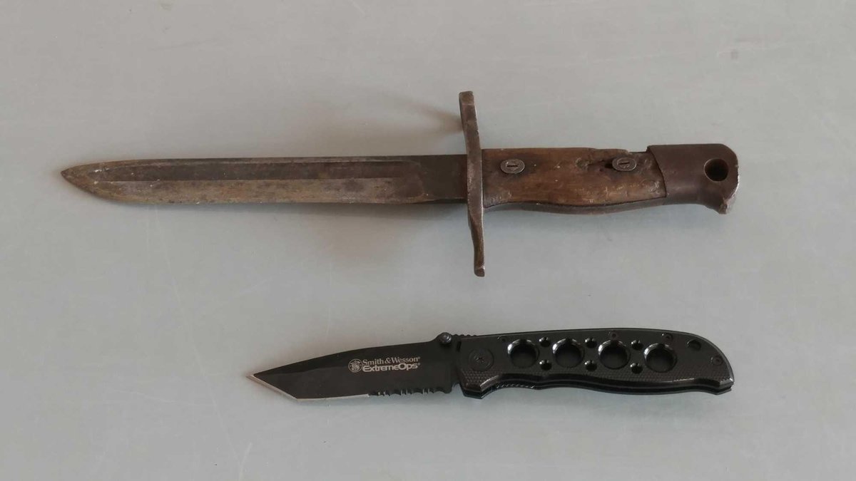 (I-43) VINTAGE MILITARY BAYONET AND A SMITH & WESSON EXTREME OPS FOLDING POCKET KNIFE