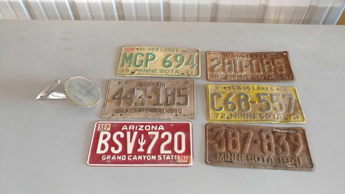 (I-64) ASSORTMENT OF VINTAGE LICENSE PLATES AND A MIRROR