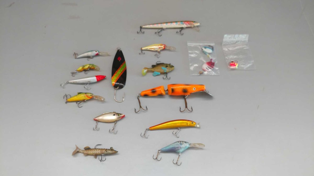 (I-75) ASSORTMENT OF JERKBAITS, CRANKBAITS, SPOONS, SPINNERS, SWIMBAITS, AND JOINTED BLACK & ORANGE 