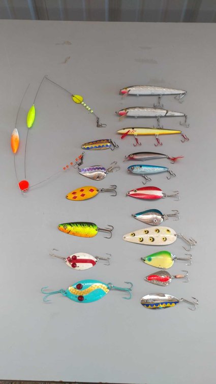 (I-77) ASSORTMENT OF JERKBAITS, RED-EYE WIGGLERS, BOTTOM BOUNCERS, K.O. WOBBLERS, AND OTHER FISHING 