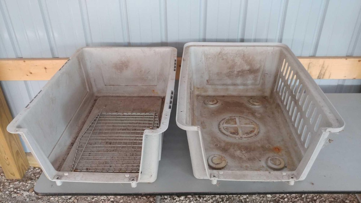 (I-99) LARGE PORTABLE DOG KENNEL
