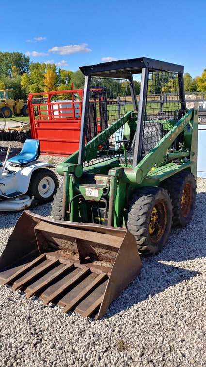 (I-826) 1977 JOHN DEERE 90 SKID LOADER, 1872 HRS SHOWN, BUCKET & SM BALE FORK