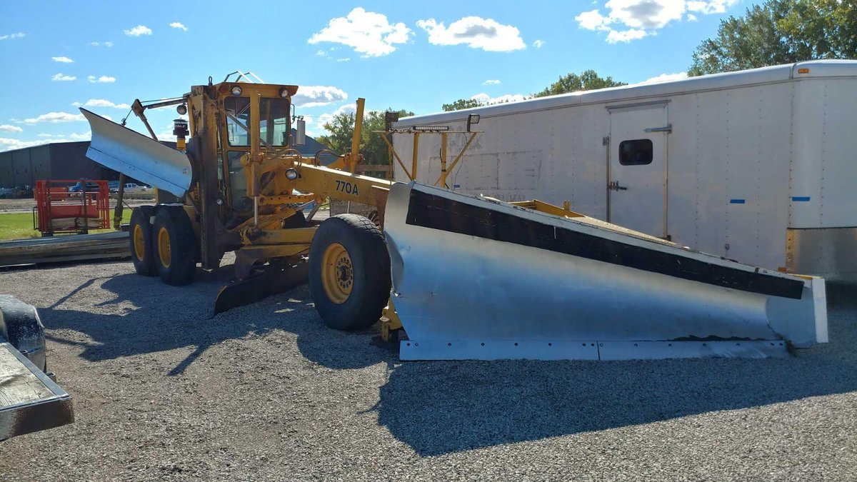 (I-822) 1985 JOHN DEERE MOTOR GRADER 770A, HEATED CAB, RADIO, 4X4 REAR WHEELS ONLY, FRONT BLADE ONE