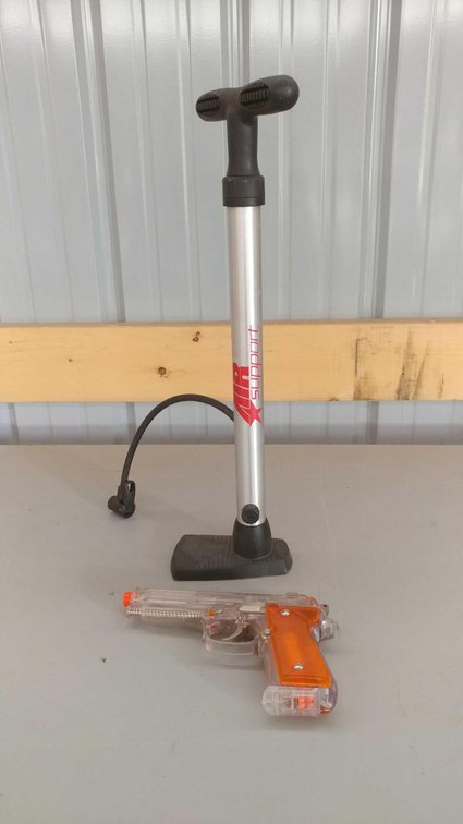 (I-791) AIRSOFT HANDGUN (DOES NOT WORK) AND AN AIR PUMP