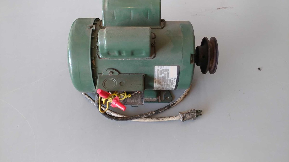 FARM DUTY 1 1/2 HP 115/230 VOLT MOTOR 1725 RPM (UNKNOWN CONDITION)