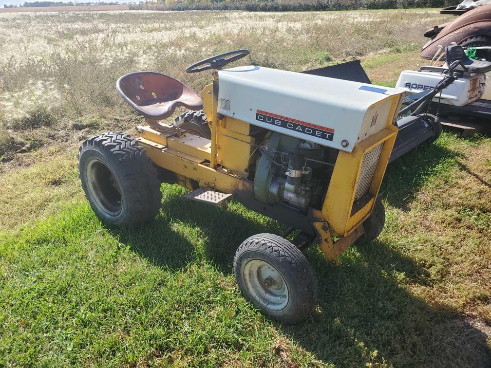 CUB CADET 100 LAWN TRACTOR, REAR HYD LIFT HITCH, UNKNOWN CONDITION