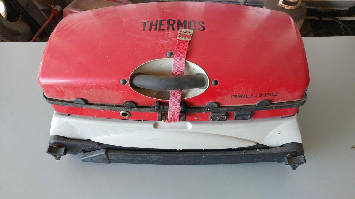 CHAR-BROIL THERMOS GRILL 2 GO PORTABLE GAS GRILL (SELLER STATES IS IN WORKING CONDITION)