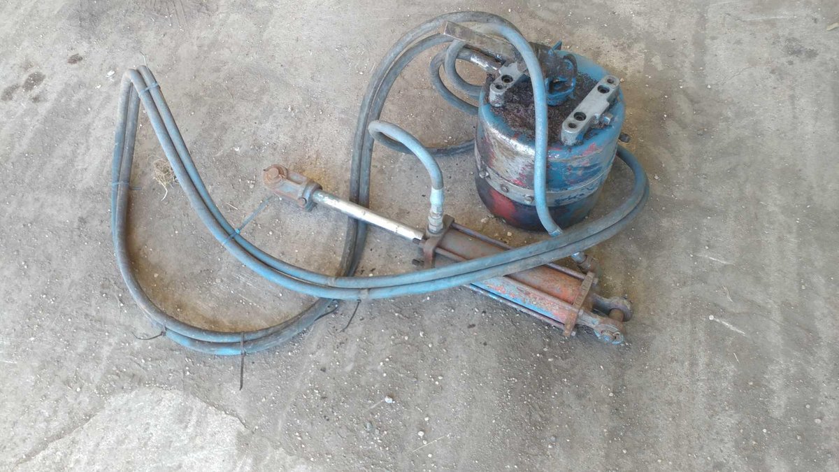 HYDRAULIC CYLINDER AND A PUMP PTO DRIVEN SHAFT