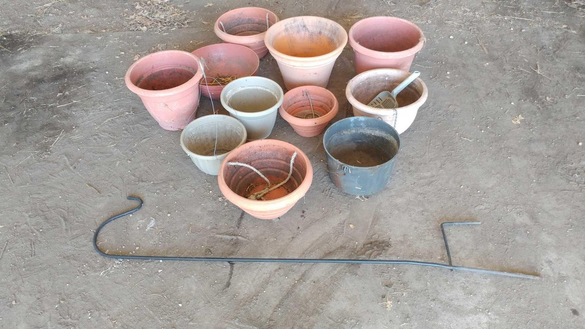ASSORTMENT OF PLASTIC FLOWER POTS AND HANGER