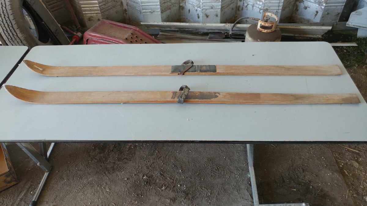 SET OF WOODEN SKIS (NO BRAND)