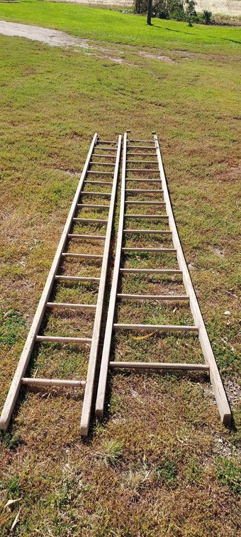 WOODEN EXTENSION LADDER 16' UP TO 26' (UNKNOWN RATING)