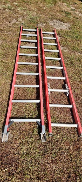 FIBERGLASS EXTENSION LADDER 10' UP TO 17' (300 LB WEIGHT RATING)