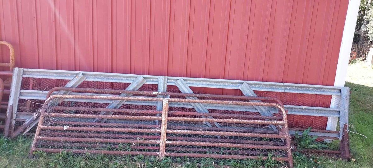 ASSORTMENT OF GATES W/CHICKEN WIRE