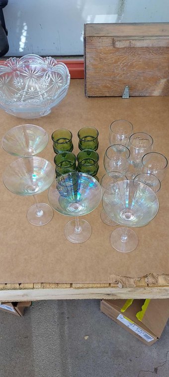 ASSORTMENT OF GLASS DRINKING GLASSES
