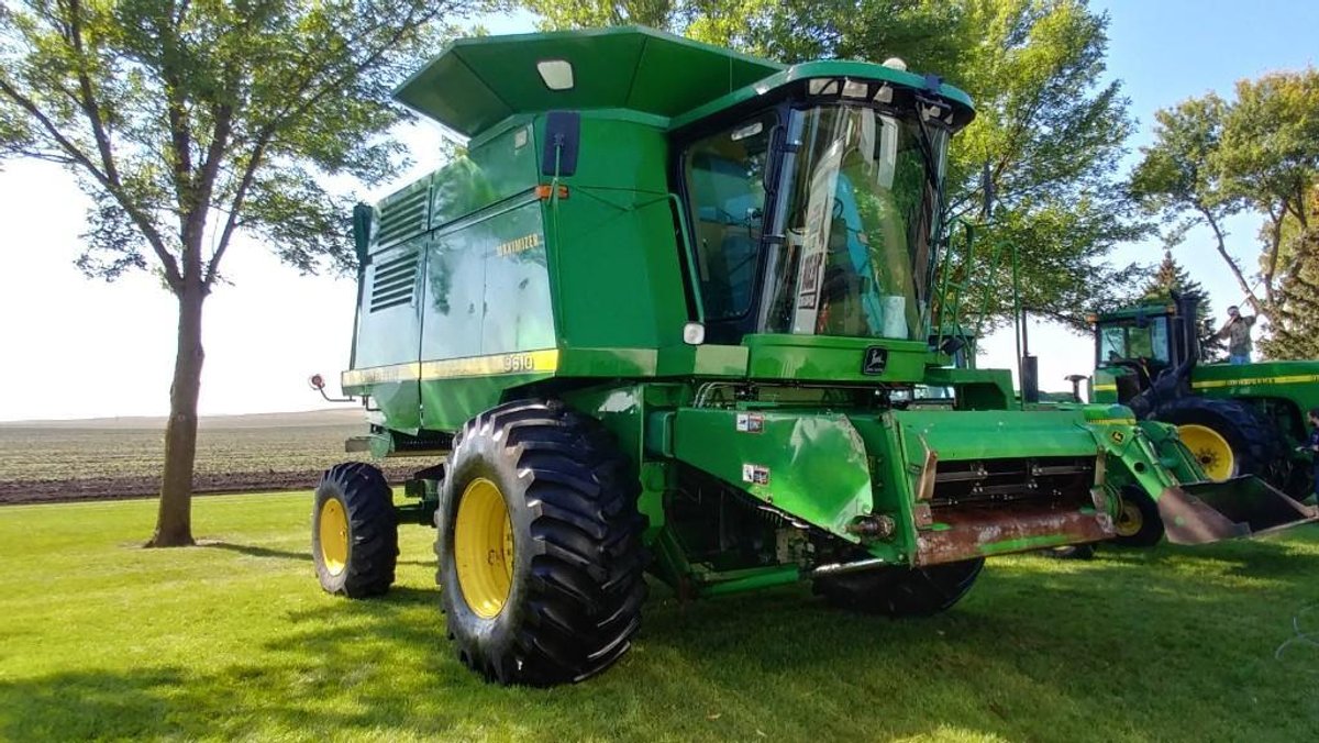 JOHN DEERE 9610 MAXIMIZER COMBINE, 5544 ENGINE HRS/3976 SEPARATOR HRS, MOISTURE TESTER, HOPPER EXT,