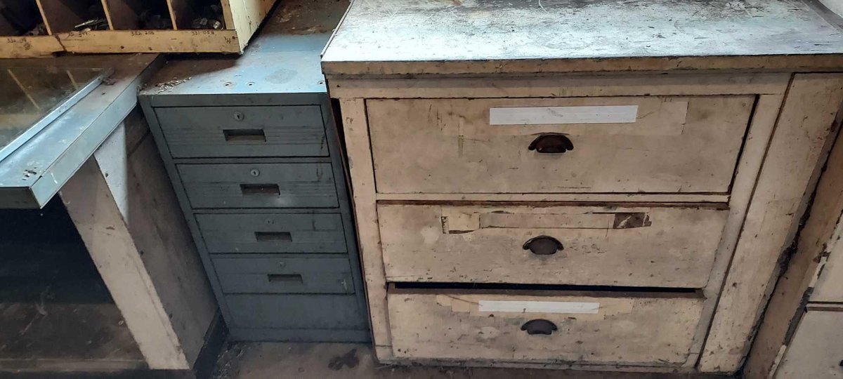 (2) STORAGE CABINETS W/DRAWERS
