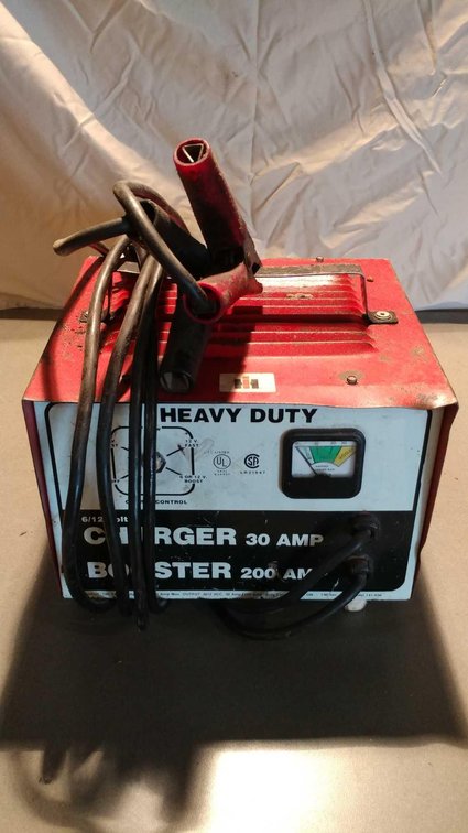 CASE IH 6/12V BATTERY CHARGER 30 AMP CHARGER 200 AMP BOOSTER (SELLER STATES WORKING CONDITION)