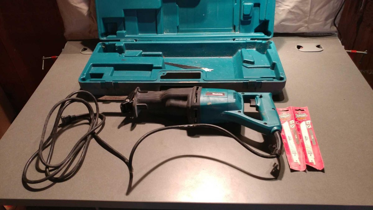 MAKITA 120V RECIPROCATING SAW (SELLER STATES WORKING CONDITION)