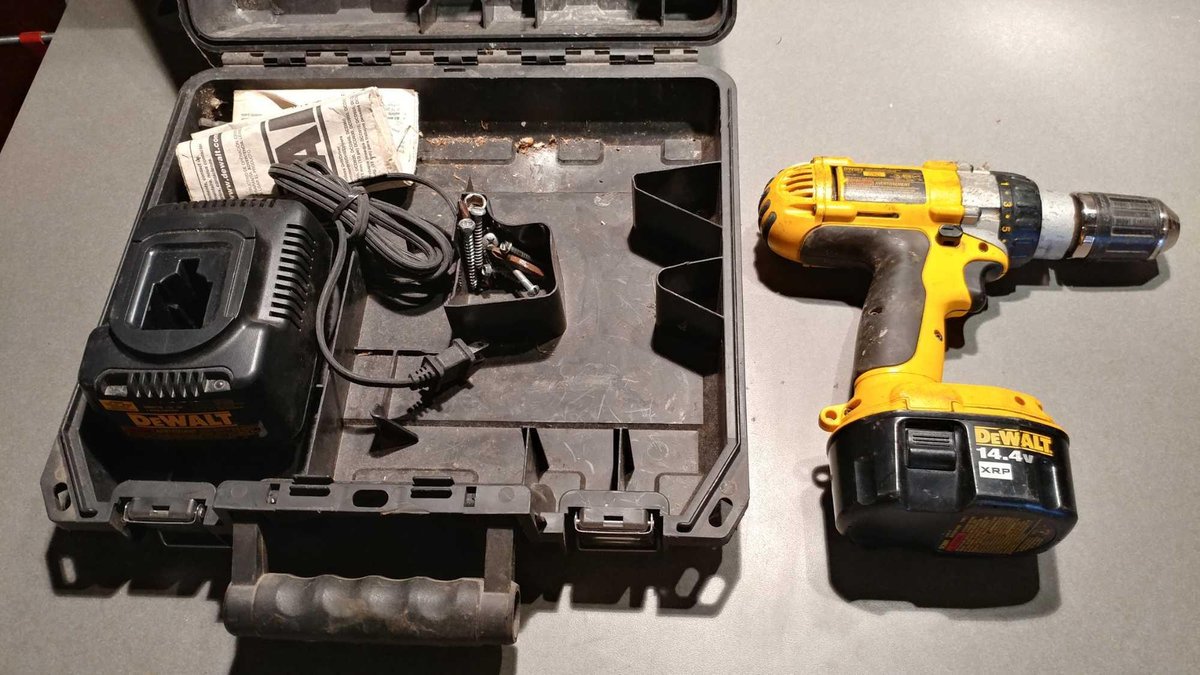 DEWALT 14.4V CORDLESS POWER DRILL/DRIVER (TESTED AND WORKS)