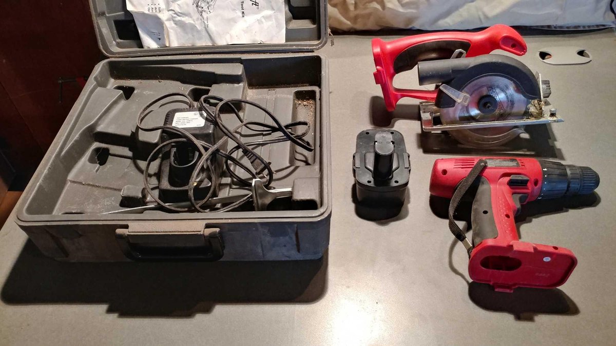 MASTERCRAFT 18V CORDLESS CIRCULAR SAW AND POWER DRILL WITH CHARGER (WORKS BUT NEEDS CHARGE)