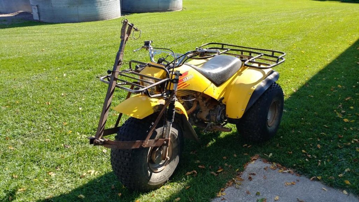 1984 YAMAHA YTM 200 TRI MOTO 3 WHEELER, ELECTRIC START, FRONT TOW HITCH, RUNS AND DRIVES