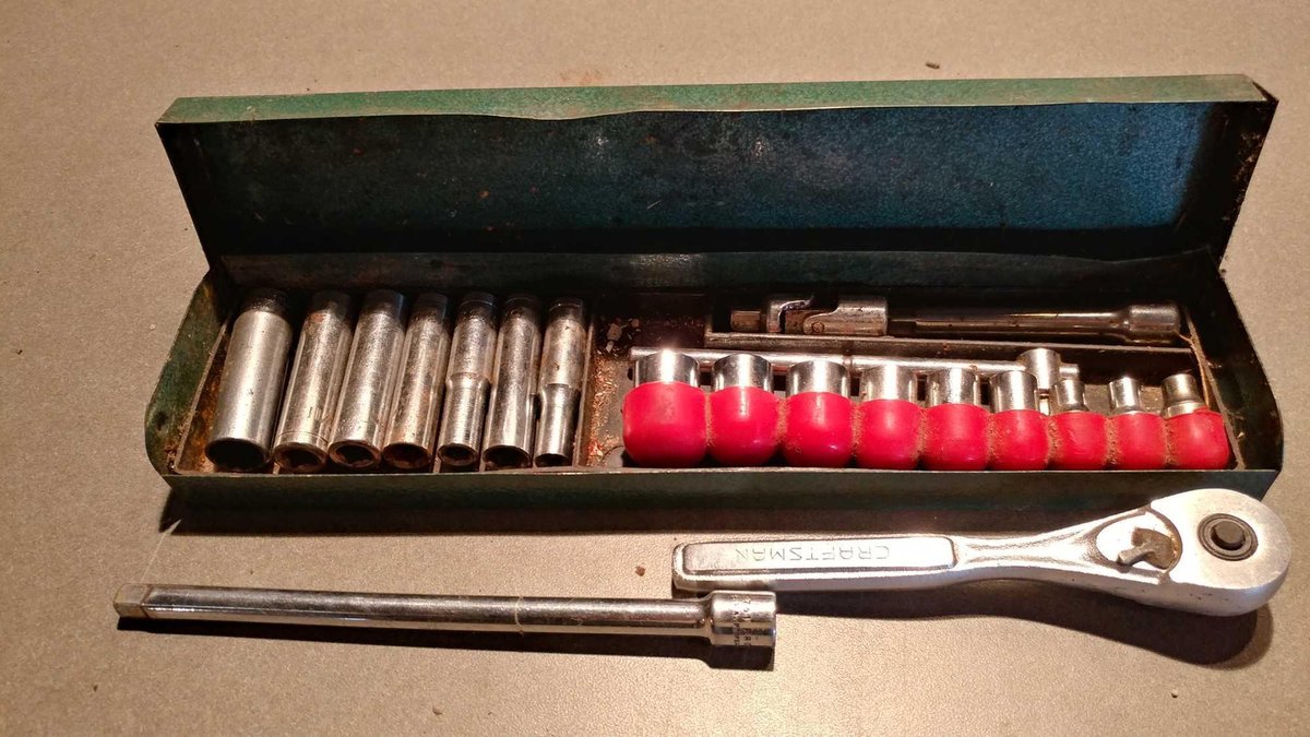 1/4" DRIVE SOCKET SET 12 POINT SOCKETS RANGING FROM 3/16" - 7/16" AND 6 POINT RANGING FROM 5/32" - 7